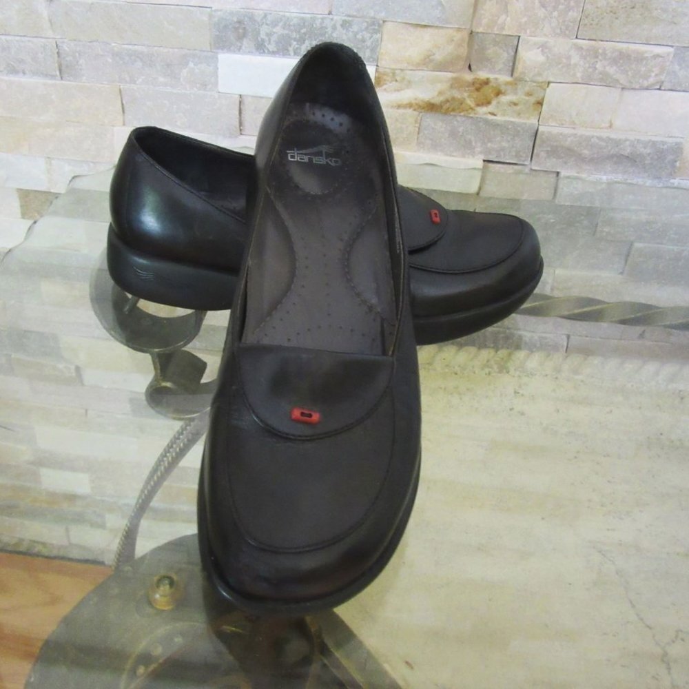 Dansko Black Leather Slip On Flat Loafer Shoes in Sz 39 Euro or 8.5-9 US